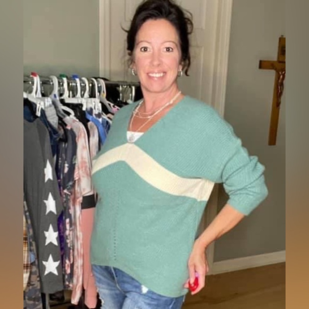 Boutique Newbury Kustom V-Neck Sweater Size S Seafoam Green Curved Hem NWT